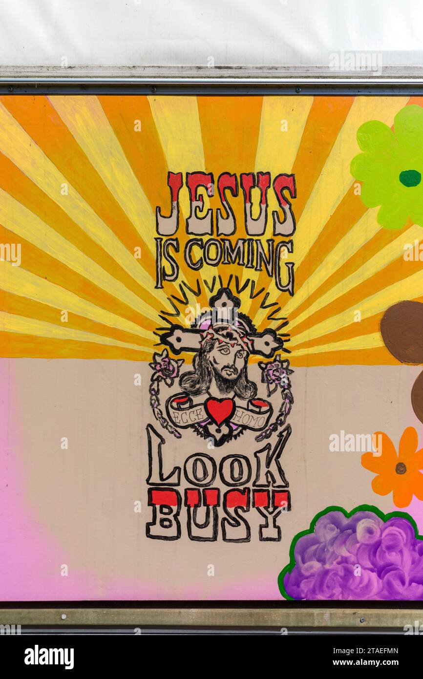 Frankreich, Indre et Loire, Chemillé-sur-Indrois, Niederlande, Paul, ein ehemaliger Polizeibeamter und Patricia, beide unter schweren Krankheiten, ließen alles zurück, um in der Karawane, die von ihren eigenen Händen gezogen wurde, die von einem alten Traktor gezogen wurden, auf die Straßen Europas aufzubrechen, um sich von materiellen Zwängen zu befreien, die ihren religiösen Überzeugungen entsprechen. Sie kauften zwei Ochsen von einem Bauernhof in Creuse, um den Traktor zu ersetzen Stockfoto