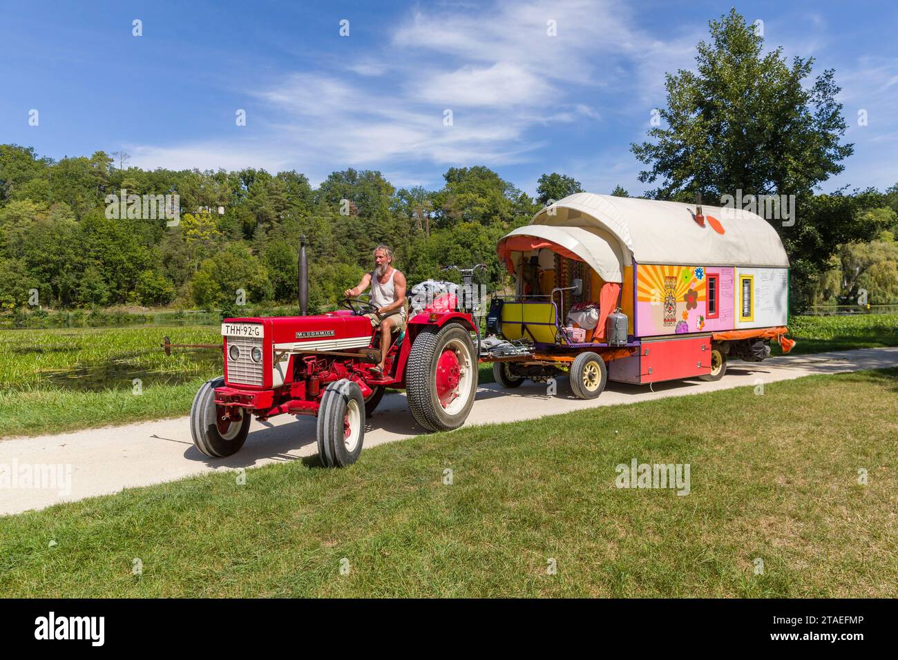 Frankreich, Indre et Loire, Chemillé-sur-Indrois, Niederlande, Paul, ein ehemaliger Polizeibeamter und Patricia, beide unter schweren Krankheiten, ließen alles zurück, um in der Karawane, die von ihren eigenen Händen gezogen wurde, die von einem alten Traktor gezogen wurden, auf die Straßen Europas aufzubrechen, um sich von materiellen Zwängen zu befreien, die ihren religiösen Überzeugungen entsprechen. Sie kauften zwei Ochsen von einem Bauernhof in Creuse, um den Traktor zu ersetzen Stockfoto