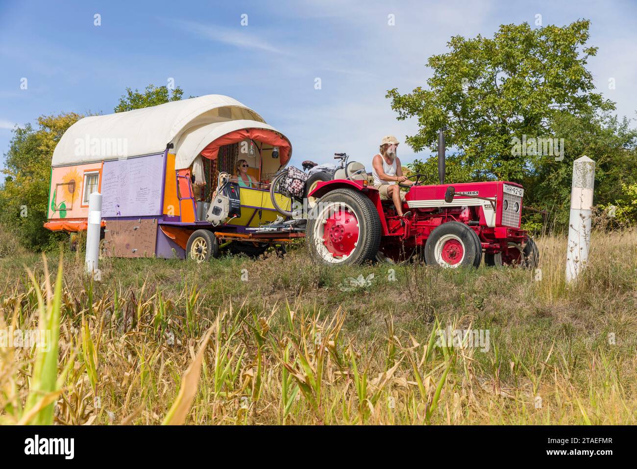 Frankreich, Indre et Loire, Chemillé-sur-Indrois, Niederlande, Paul, ein ehemaliger Polizeibeamter und Patricia, beide unter schweren Krankheiten, ließen alles zurück, um in der Karawane, die von ihren eigenen Händen gezogen wurde, die von einem alten Traktor gezogen wurden, auf die Straßen Europas aufzubrechen, um sich von materiellen Zwängen zu befreien, die ihren religiösen Überzeugungen entsprechen. Sie kauften zwei Ochsen von einem Bauernhof in Creuse, um den Traktor zu ersetzen Stockfoto