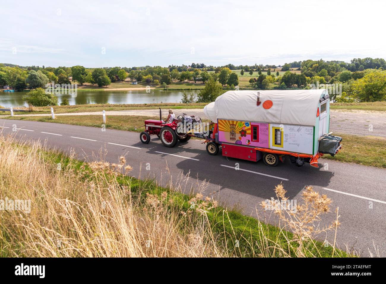 Frankreich, Indre et Loire, Chemillé-sur-Indrois, Niederlande, Paul, ein ehemaliger Polizeibeamter und Patricia, beide unter schweren Krankheiten, ließen alles zurück, um in der Karawane, die von ihren eigenen Händen gezogen wurde, die von einem alten Traktor gezogen wurden, auf die Straßen Europas aufzubrechen, um sich von materiellen Zwängen zu befreien, die ihren religiösen Überzeugungen entsprechen. Sie kauften zwei Ochsen von einem Bauernhof in Creuse, um den Traktor zu ersetzen Stockfoto
