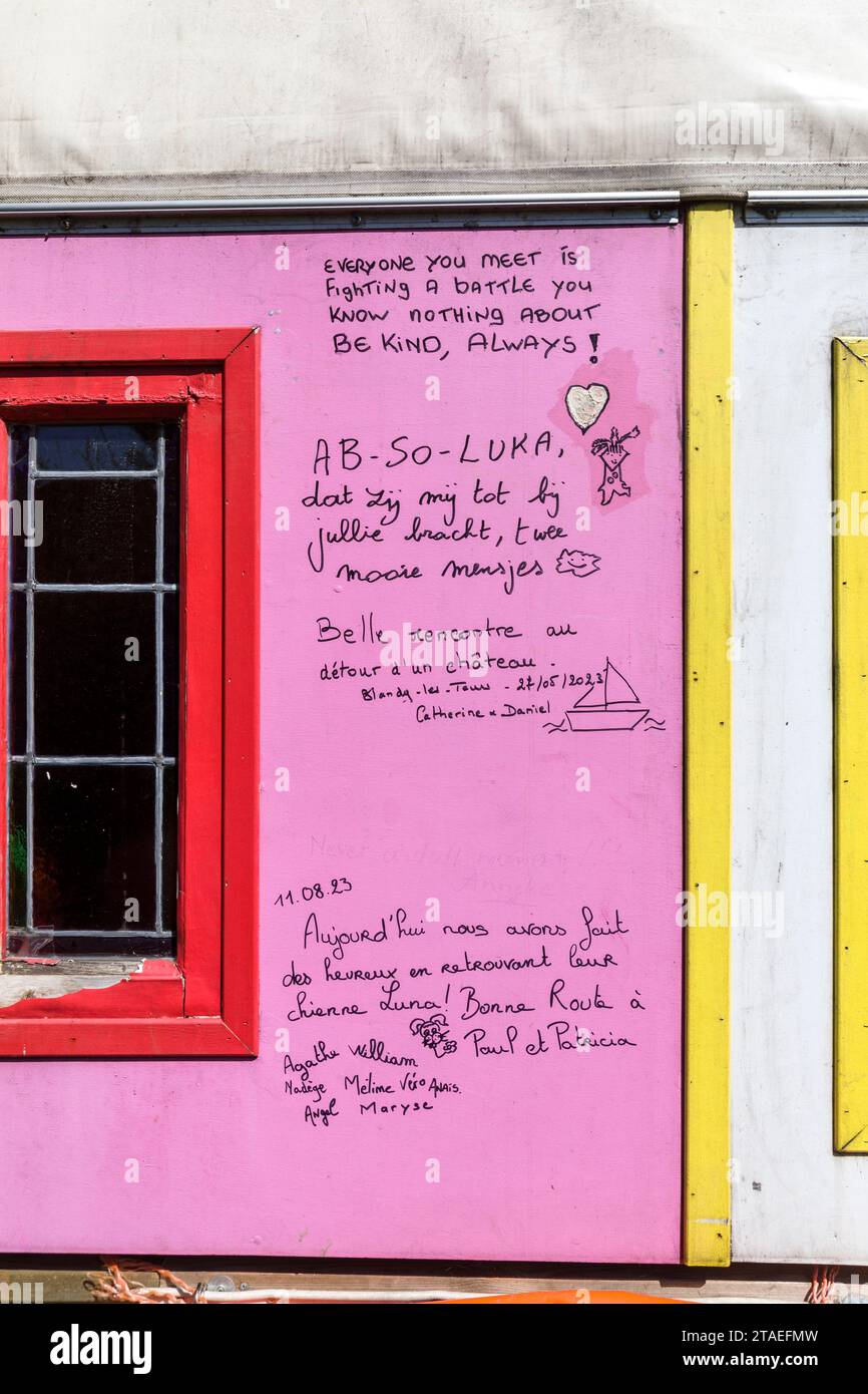 Frankreich, Indre et Loire, Chemillé-sur-Indrois, Niederlande, Paul, ein ehemaliger Polizeibeamter und Patricia, beide unter schweren Krankheiten, ließen alles zurück, um in der Karawane, die von ihren eigenen Händen gezogen wurde, die von einem alten Traktor gezogen wurden, auf die Straßen Europas aufzubrechen, um sich von materiellen Zwängen zu befreien, die ihren religiösen Überzeugungen entsprechen. Sie kauften zwei Ochsen von einem Bauernhof in Creuse, um den Traktor zu ersetzen Stockfoto