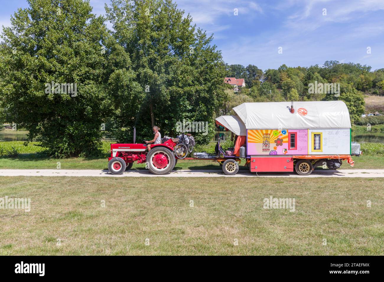 Frankreich, Indre et Loire, Chemillé-sur-Indrois, Niederlande, Paul, ein ehemaliger Polizeibeamter und Patricia, beide unter schweren Krankheiten, ließen alles zurück, um in der Karawane, die von ihren eigenen Händen gezogen wurde, die von einem alten Traktor gezogen wurden, auf die Straßen Europas aufzubrechen, um sich von materiellen Zwängen zu befreien, die ihren religiösen Überzeugungen entsprechen. Sie kauften zwei Ochsen von einem Bauernhof in Creuse, um den Traktor zu ersetzen Stockfoto