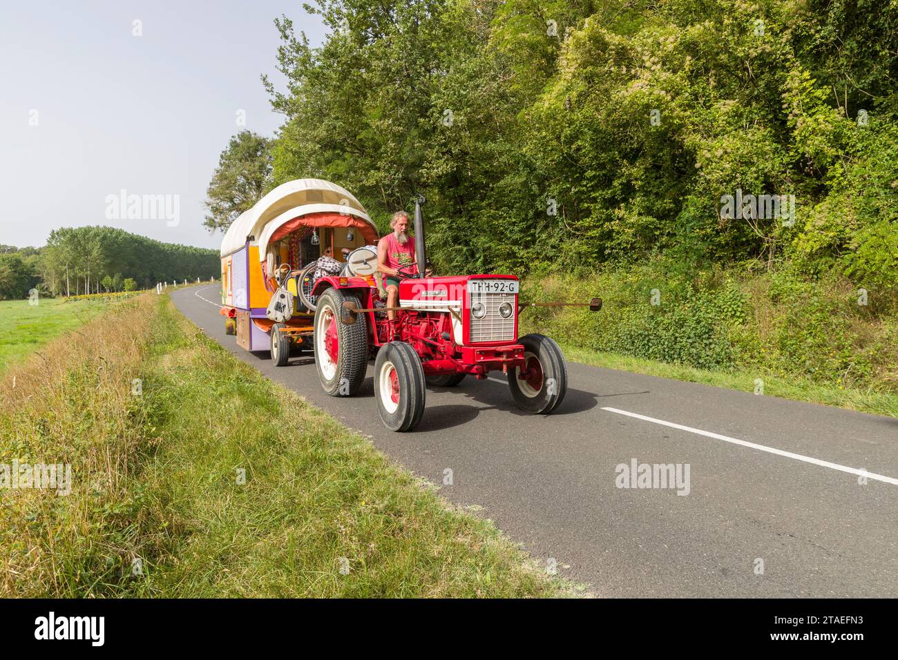 Frankreich, Indre et Loire, Montrésor, Niederlande, Paul, ein ehemaliger Polizeibeamter und Patricia, beide unter schweren Krankheiten, ließen alles zurück, um in der Karawane, die von ihren eigenen Händen gezogen wurde, die von einem alten Traktor gezogen wurden, auf die Straßen Europas aufzubrechen, um sich von materiellen Zwängen zu befreien, die ihren religiösen Überzeugungen entsprechen. Sie kauften zwei Ochsen von einem Bauernhof in Creuse, um den Traktor zu ersetzen Stockfoto