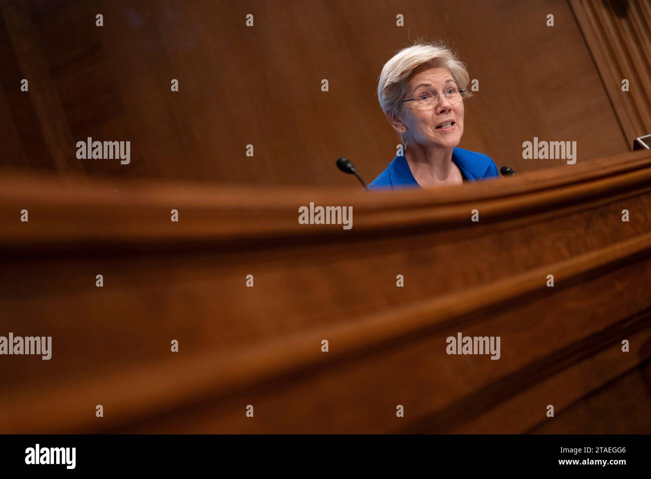 Washington, Usa. November 2023 30. Senatorin Elizabeth Warren, D-MA, spricht während einer Anhörung im Senat Banking, Housing and Urban Affairs über den Halbjahresbericht des Consumer Financial Protection Bureau an den Kongress im US Capitol in Washington, DC am Donnerstag, den 30. November 2023. Foto: Bonnie Cash/UPI Credit: UPI/Alamy Live News Stockfoto