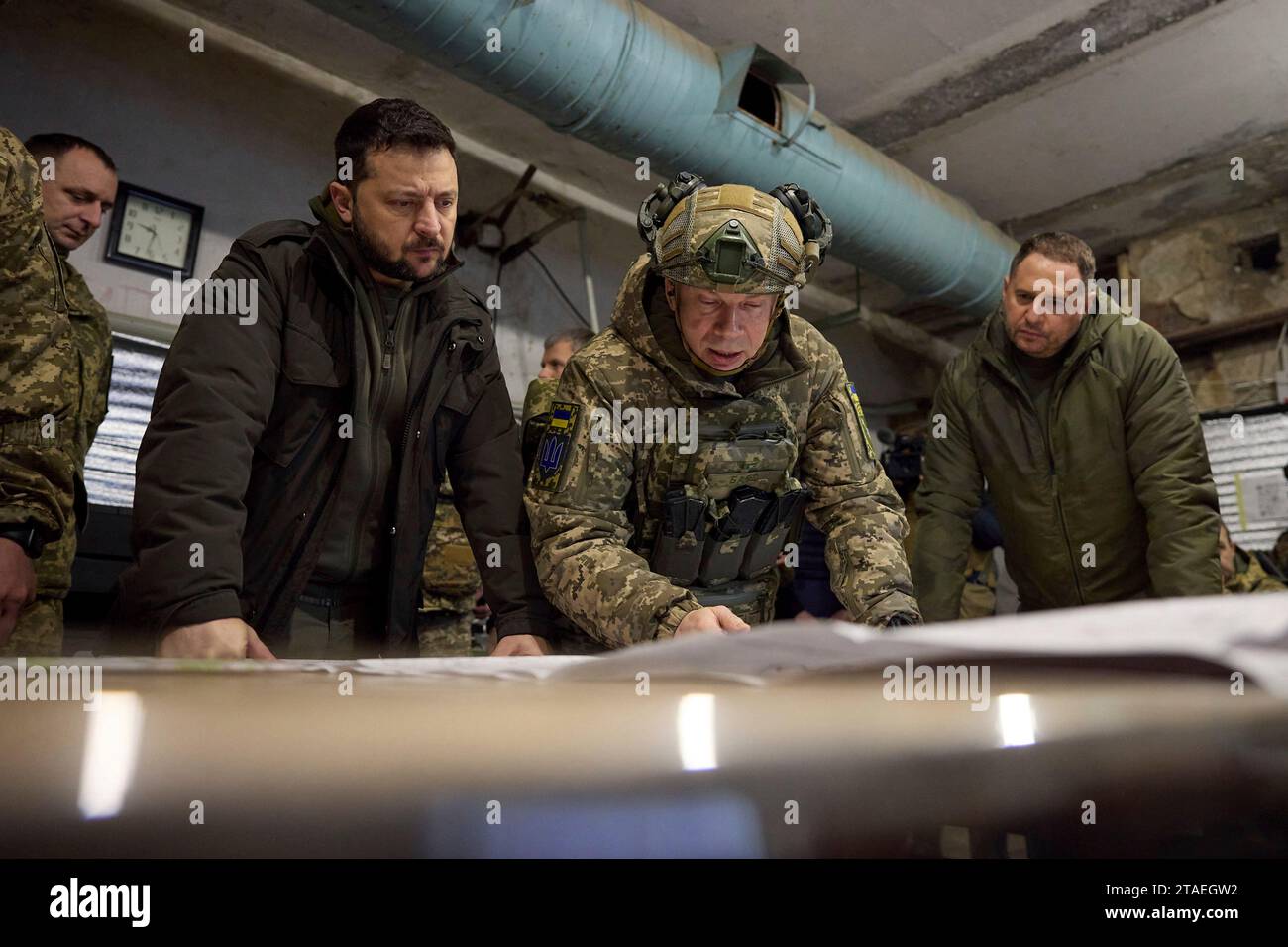 Kupjansk, Ukraine. November 2023 30. Von links nach rechts: der ukrainische Präsident Wolodymyr Zelenskyj, Befehlshaber der Bodenstreitkräfte Oleksandr Syrskyi, und der Chef des Präsidialstabs Andrij Yermak werden während eines Besuchs an einem Kommandoposten der Frontlinie in der Region Charkiw am 30. November 2023 in Kupjansk, Region Charkiw, Ukraine, über die Lage entlang der Verteidigungslinie Kupjansk unterrichtet. Quelle: Pool Photo/Ukrainische Präsidentenpresse/Alamy Live News Stockfoto
