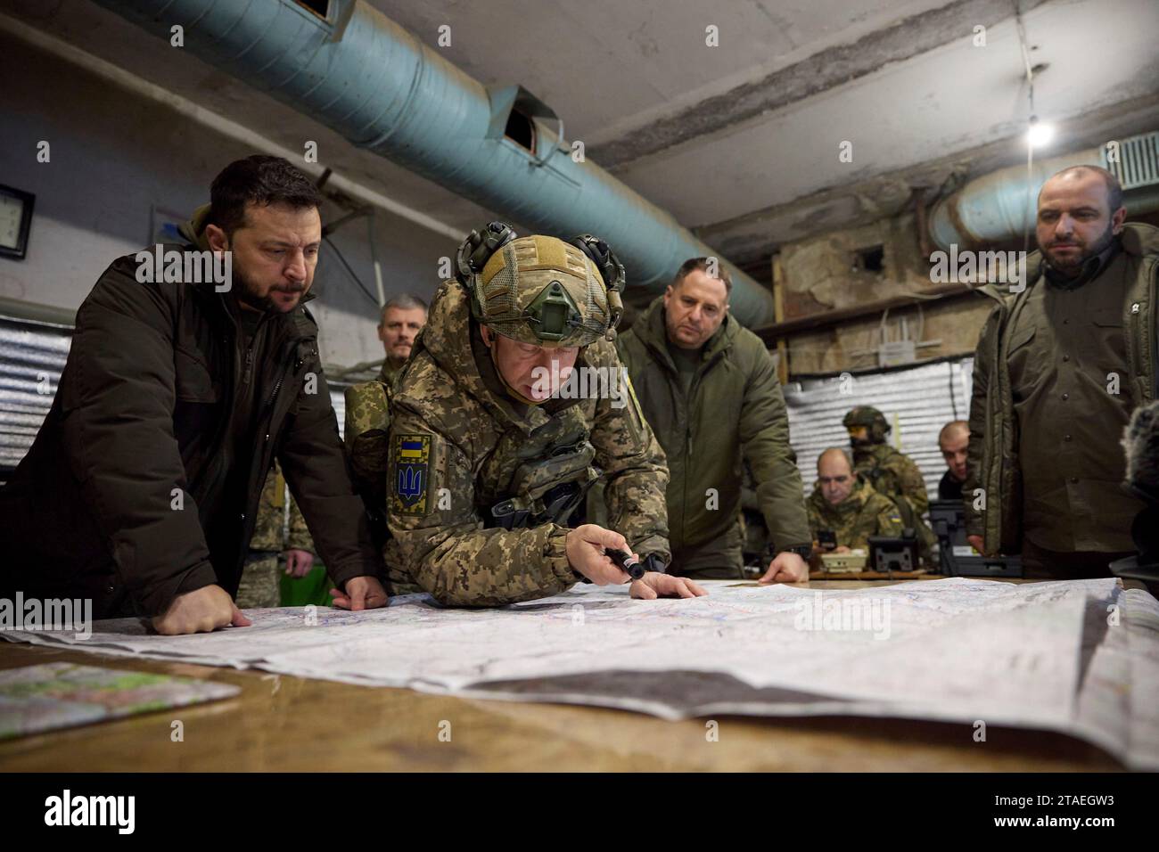 Kupjansk, Ukraine. November 2023 30. Von links nach rechts: Der ukrainische Präsident Wolodymyr Zelenskyj, Befehlshaber der Bodenstreitkräfte Oleksandr Syrskyi, der Chef des Präsidialstabs Andrij Jermak und Verteidigungsminister Rustem Umerov werden während eines Besuchs eines Kommandoposten an der Frontlinie in der Region Charkiw über die Lage entlang der Verteidigungslinie Kupjansk-Lyman unterrichtet. 30. November 2023 in Kupjansk, Region Charkiw, Ukraine. Quelle: Pool Photo/Ukrainische Präsidentenpresse/Alamy Live News Stockfoto