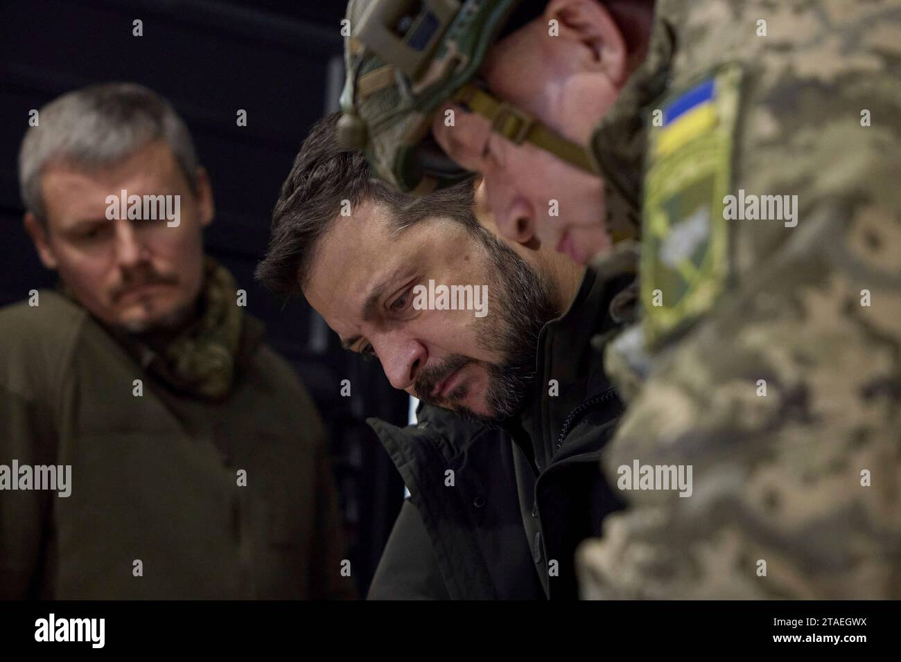Kupjansk, Ukraine. November 2023 30. Der ukrainische Präsident Wolodymyr Zelenskyj, Zentrum, wird während eines Besuchs an einem Kommandoposten an der Frontlinie in der Region Charkiw am 30. November 2023 in Kupjansk, Region Charkiw, Ukraine, über die Lage entlang der Verteidigungslinie Kupjansk-Lyman informiert. Von links nach rechts: Nationaler Sicherheitsberater Roman Mashovet, Präsident Wolodymyr Zelenskyj und Befehlshaber der Bodenstreitkräfte Oleksandr Syrskyi. Quelle: Pool Photo/Ukrainische Präsidentenpresse/Alamy Live News Stockfoto