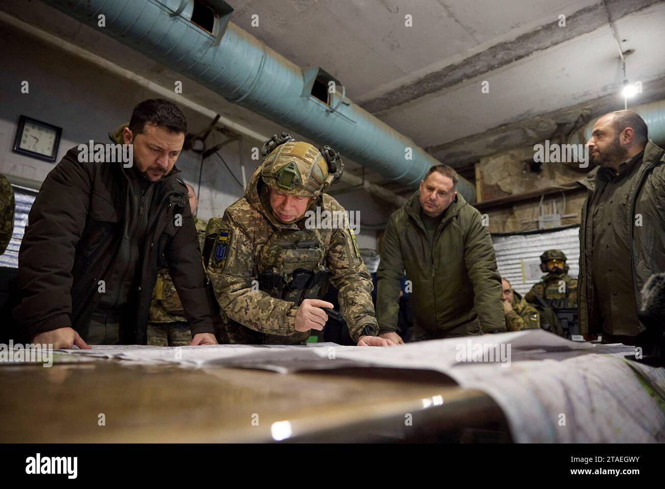 Kupjansk, Ukraine. November 2023 30. Von links nach rechts: Der ukrainische Präsident Wolodymyr Zelenskyj, Befehlshaber der Bodenstreitkräfte Oleksandr Syrskyi, der Chef des Präsidialstabs Andrij Yermak und Verteidigungsminister Rustem Umerov werden während eines Besuchs eines Kommandoposten an der Frontlinie in der Region Charkiw über die Lage entlang der Verteidigungslinie Kupjansk-Lyman unterrichtet. 30. November 2023 in Kupjansk, Region Charkiw, Ukraine. Quelle: Pool Photo/Ukrainische Präsidentenpresse/Alamy Live News Stockfoto