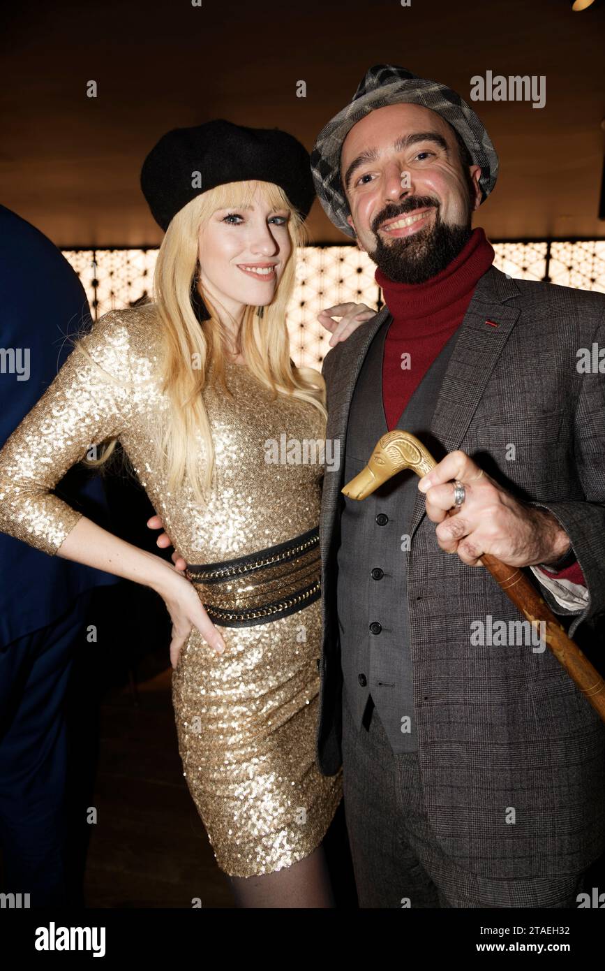 Montevrain, Frankreich. November 2023. Sonia Gleis und Sänger Tonton Humanis nehmen an der Preisverleihung der Fourchette d'Or im Restaurant Le SYA Teil Stockfoto