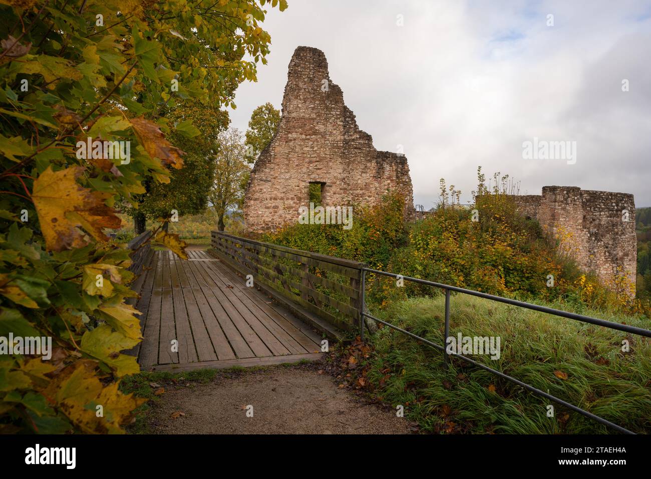 GEROLSTEIN, DEUTSCHLAND - 22. OKTOBER 2023: Panoramabild der alten Burg Gerolstein im nebeligen Herbst am 22. Oktober 2023 in Eifel, Rheinland- Stockfoto