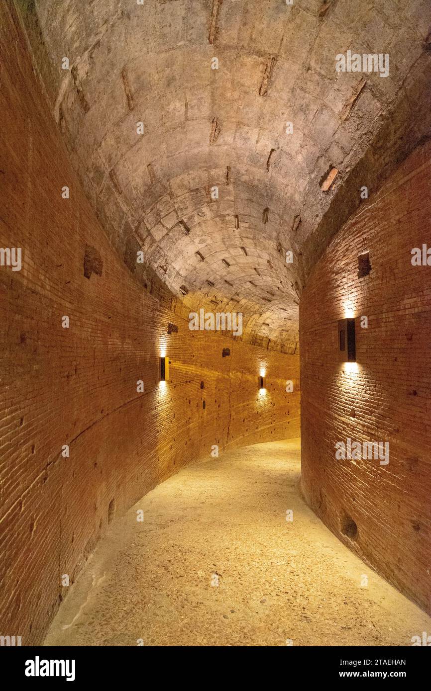 Rundtunnel auf einer schneckenförmigen Rampe für Personen, die das Castel Sant Angelo in Rom passieren können Stockfoto