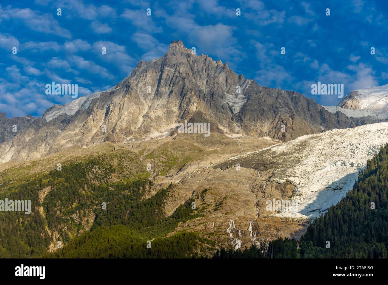 Aiguille du Midi felsiger Gipfel über blauem Eisgletscher im Hochgebirge der Alpen in Frankreich. Gebirgslandschaft im Chamonix-Tal Stockfoto