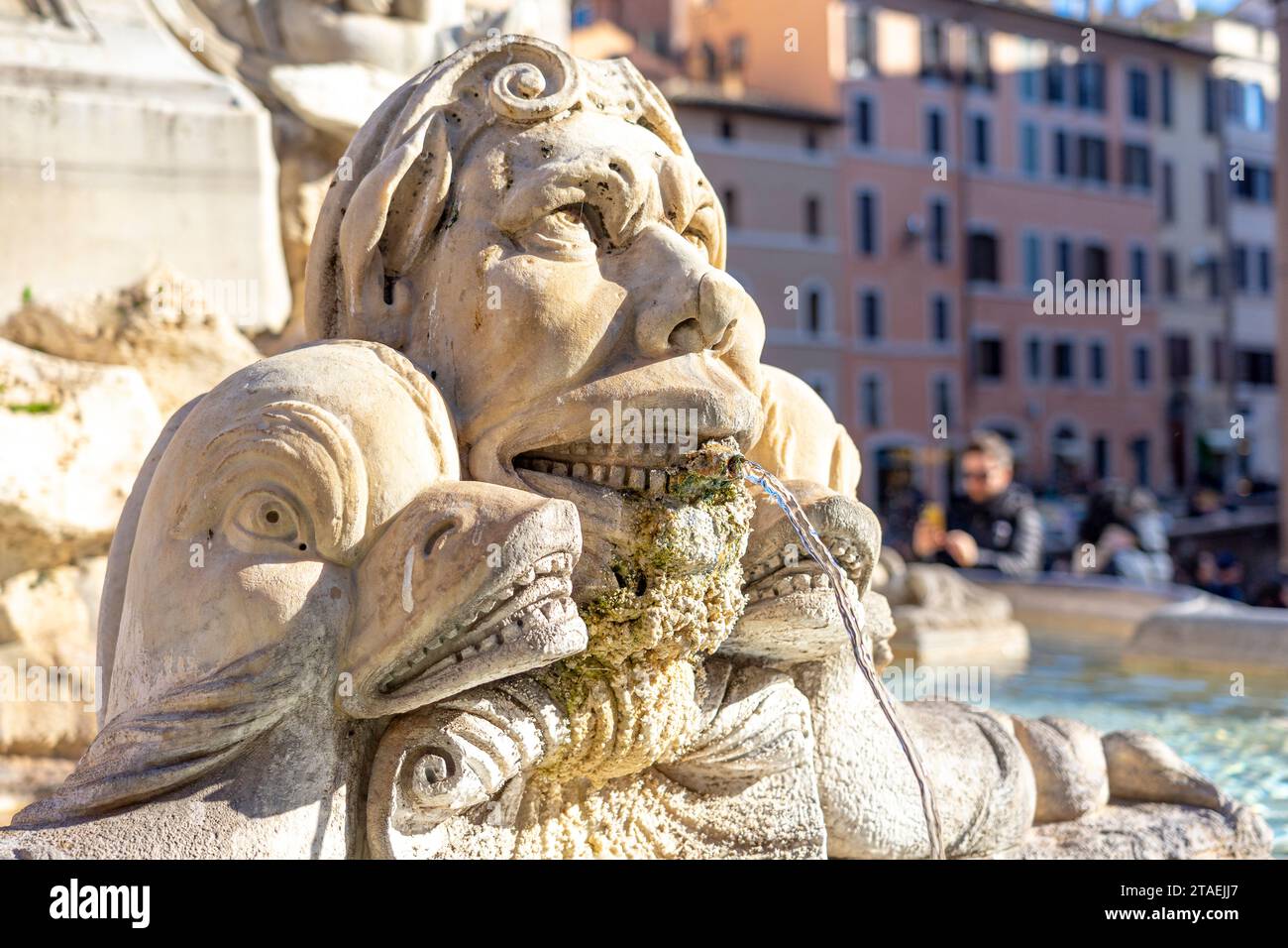 Steinstatue sprudelt Wasser aus dem Mund mit menschlicher Darstellung, die zur Wasserquelle vor dem pantheon in Rom gehört Stockfoto