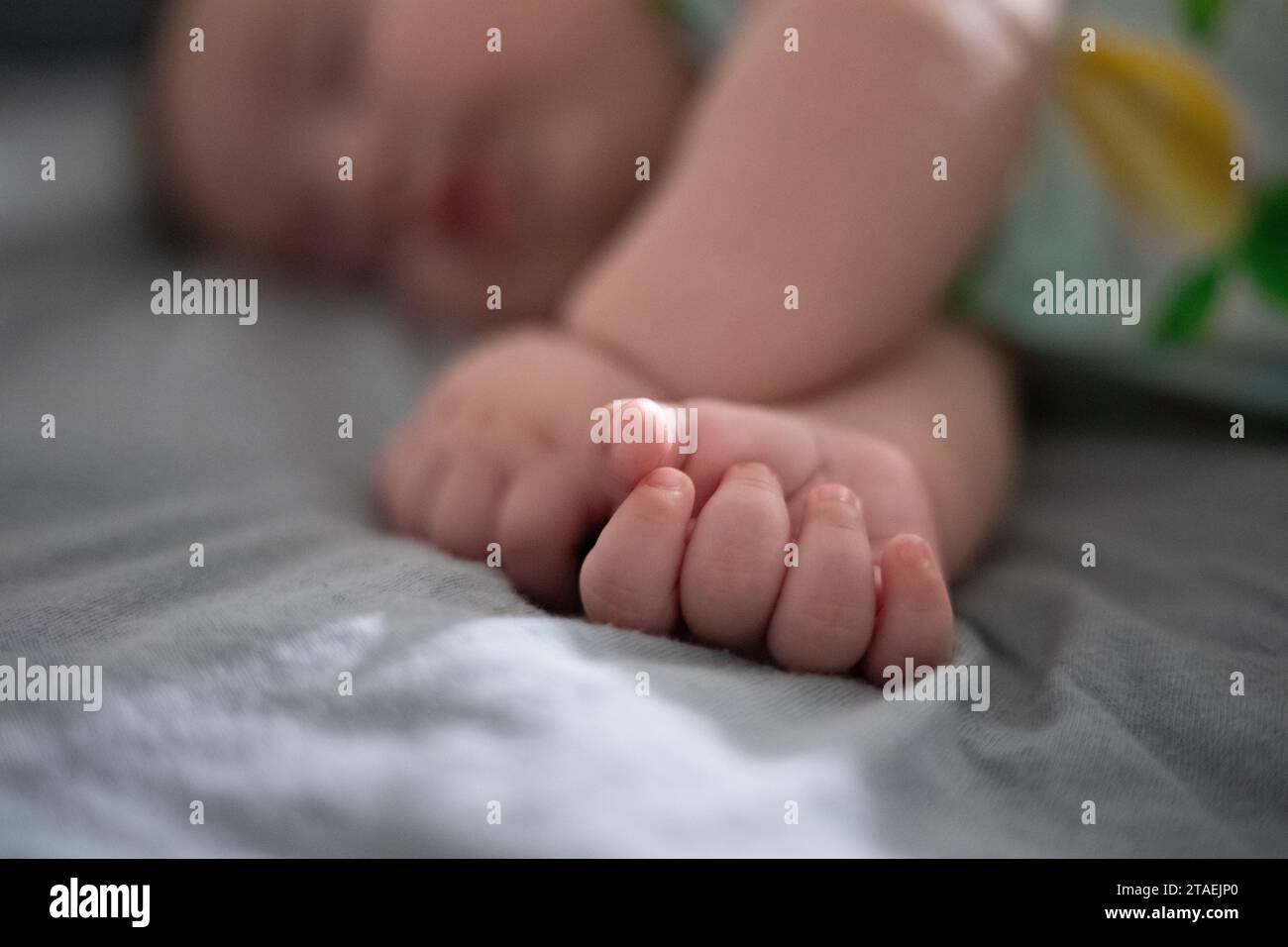Das Baby schläft friedlich mit gezieltem Fokus auf die Hand Stockfoto