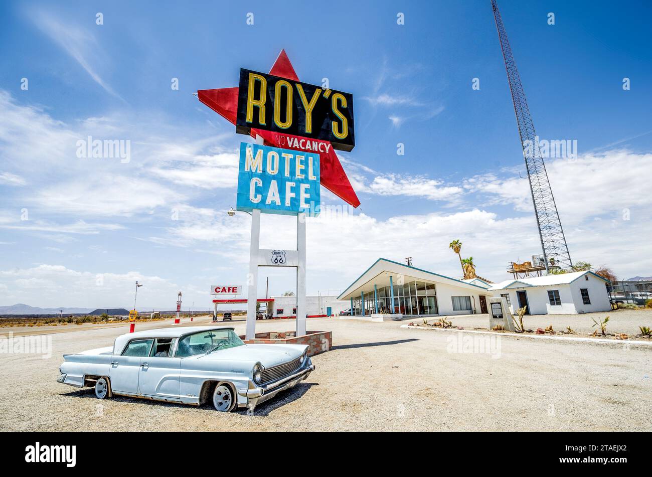 Roy's Motel in Amboy, Kalifornien, wurde in den 1930er Jahren gegründet und spiegelt mit seinem klassischen Design das Wesen der goldenen Ära der Route 66 wider Stockfoto