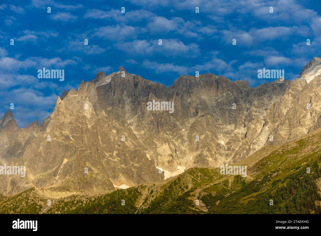 Gebirgslandschaft im Chamonix-Tal. Aiguilles du Chamonix felsige Gipfel oberhalb des blauen Eisgletschers im Hochgebirge der Alpen in Frankreich Stockfoto
