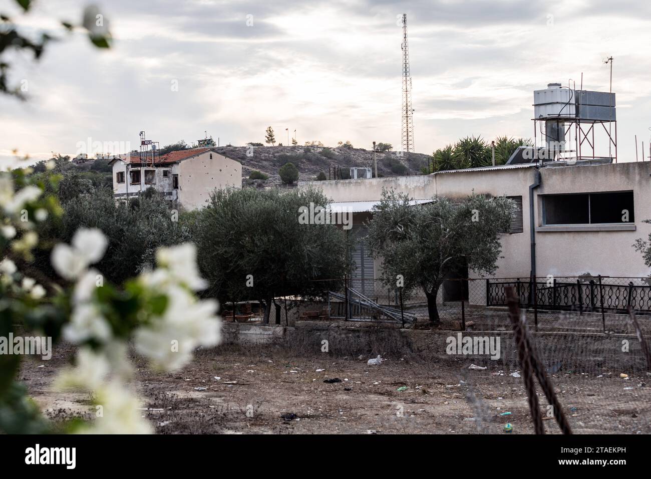 Das „Haus von Christalla“ befindet sich in der Pufferzone, ganz in der Nähe der Häuser des umgebenden Wohngebietes, Nikosia, Zypern, am 30. November 2023. Die türkische Armee installierte vor zwei Tagen eine Kamera und die Flaggen der Türkei und der so genannten "Türkischen Republik Nordzypern" auf dem Dach eines verlassenen Hauses, bekannt als "Haus Christalla", innerhalb der UN-Pufferzone. das offiziell das Gebiet der Republik Zypern ist, das der UNO aus friedenserhaltenden Gründen freiwillig zur Verfügung gestellt wird. Da es sich bei diesem Akt um einen Einbruch im Pufferzone-Status quo handelt, forderte die Republik Zypern die UNO-Truppen auf, entsprechend zu handeln Stockfoto