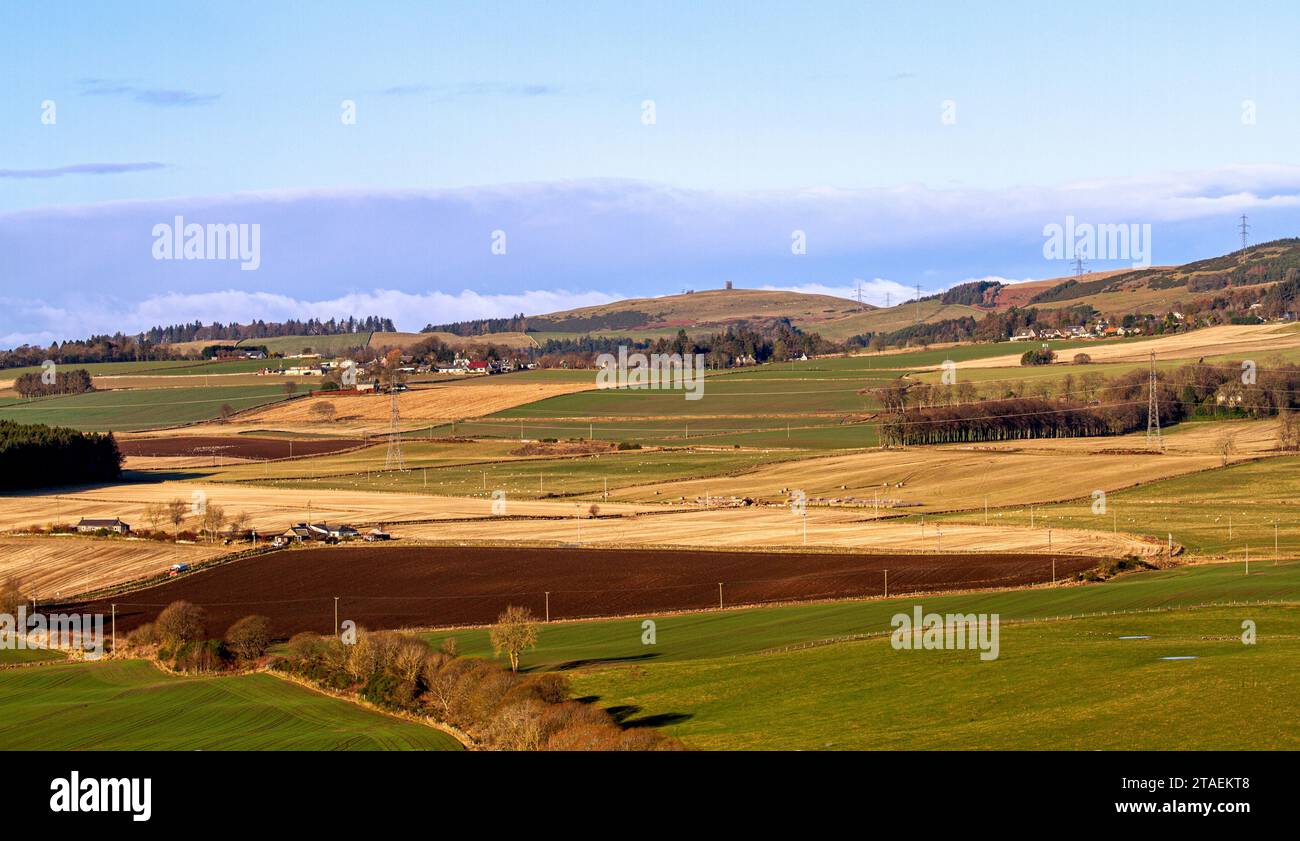 Wunderschöne Wintersonne mit spektakulärem Blick auf die Sidlaw Hills und das Strathmore Valley in der Nähe von Dundee, Schottland Stockfoto