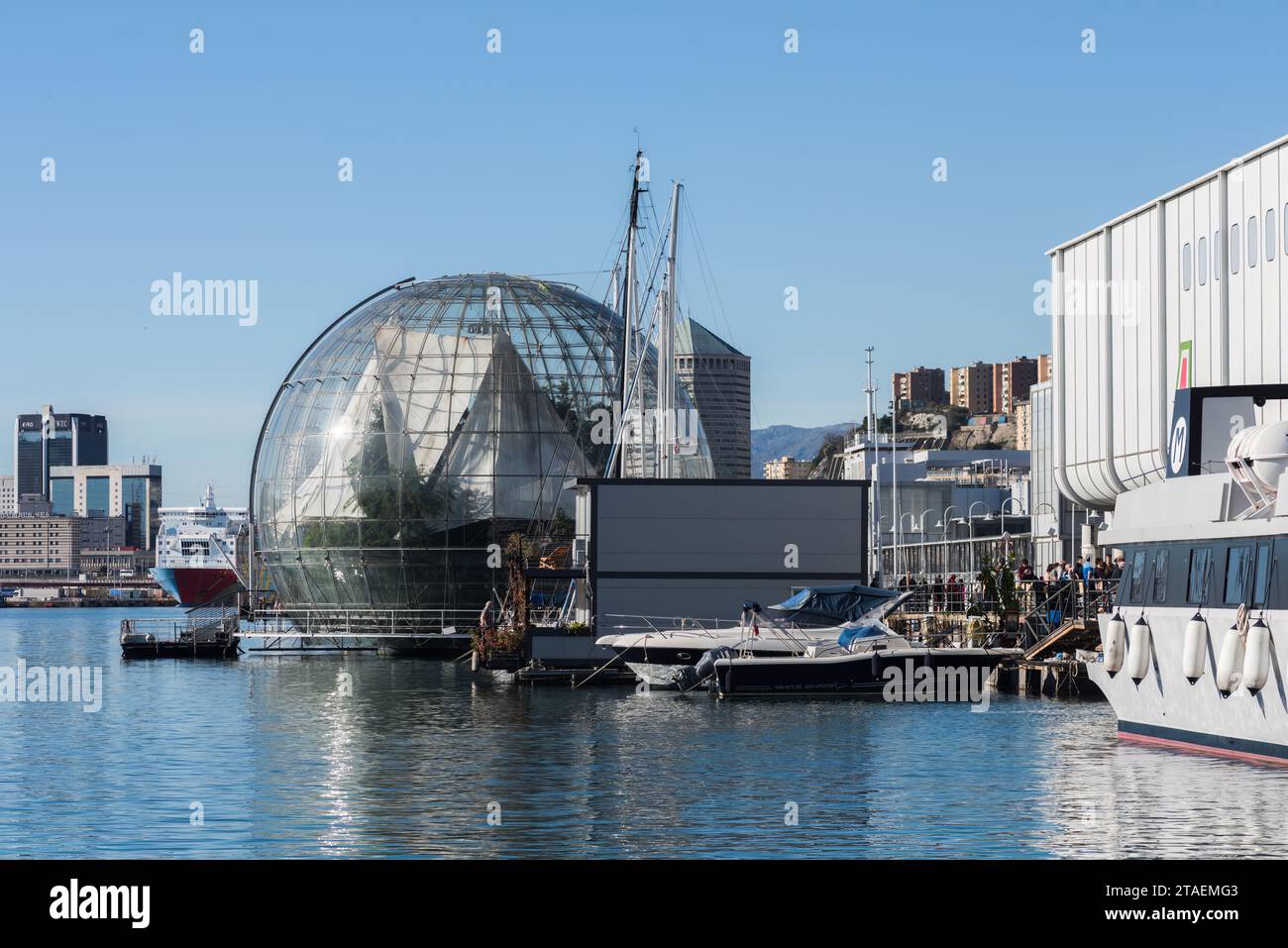 Genua, Italien - 18. November 2023: Biosphäre im Yachthafen von Genua, in der Nähe des Aquariums. Stockfoto