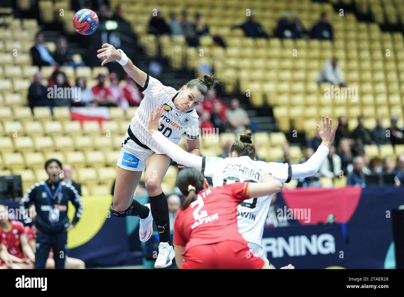 Emily Bölk, Deutschland schießt während des IHF Handball-WM-Spiels der Frauen zwischen Deutschland und Japan in der Vorgruppe F in Jyske Bank Boxen in Herning, Dänemark am Dienstag, den 30. November 2023. Stockfoto