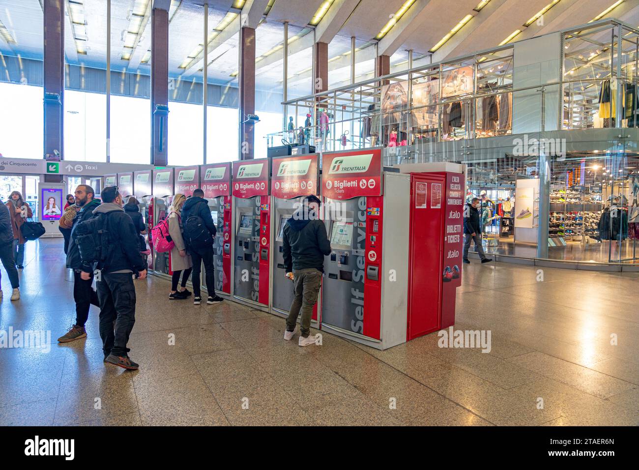 Zug- und U-Bahn-Station im Stadtzentrum von Rom mit automatischen Ticketautomaten Stockfoto