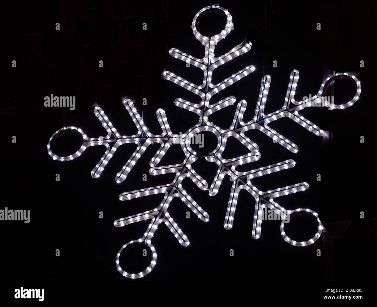 Dekorative Weihnachtslichter in Form einer Schneeflocke Stockfoto