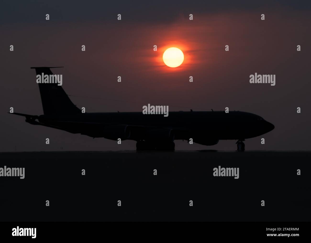 Eine US-Luftwaffe KC-135, die der MacDill Air Force Base zugewiesen wurde, fährt am 29. Oktober 2023 die Fluglinie entlang. Foto von Alexander Cook Stockfoto