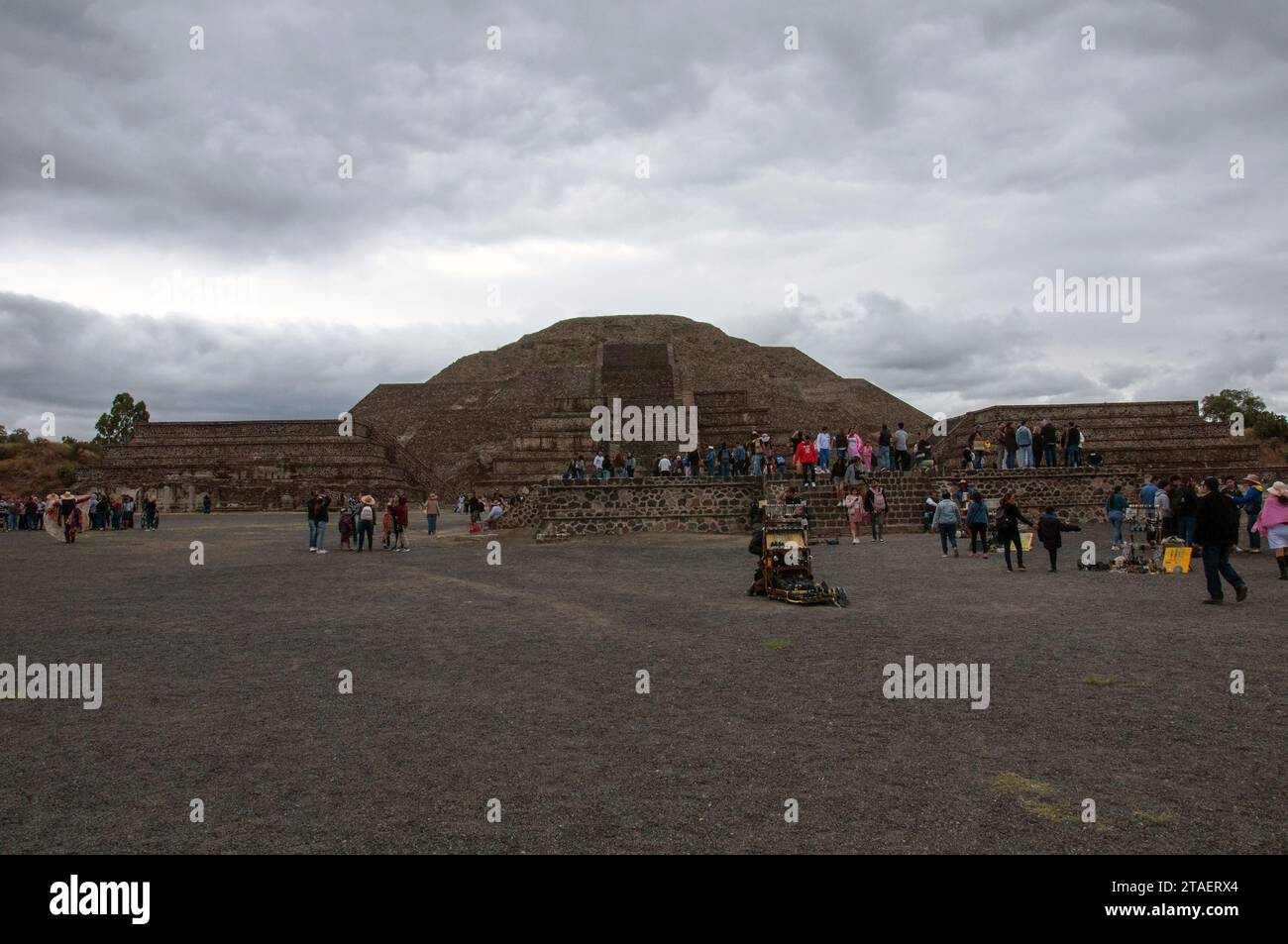 Mexiko-Stadt, Mexiko - 14. Oktober 2023: Menschen laufen um die Ruinen der Pyramiden von Teotihuacan Stockfoto