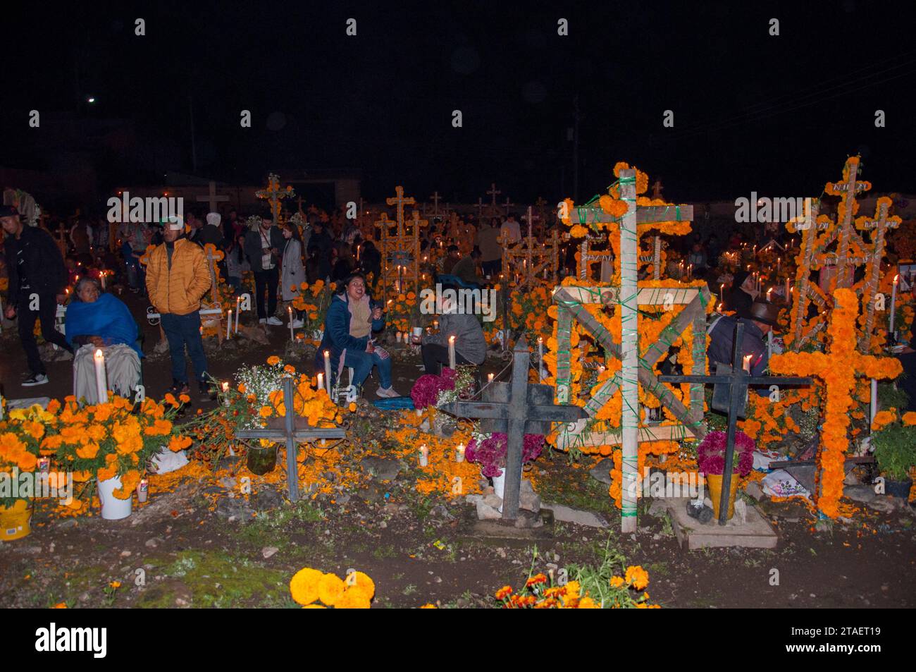 Tzintzuntzan, Michoacan, Mexiko: 1. November 2023: Feierlichkeiten zum Tag der Toten mit Dekoration des Friedhofs und einer Mahnwache bei Kerzenschein. Stockfoto
