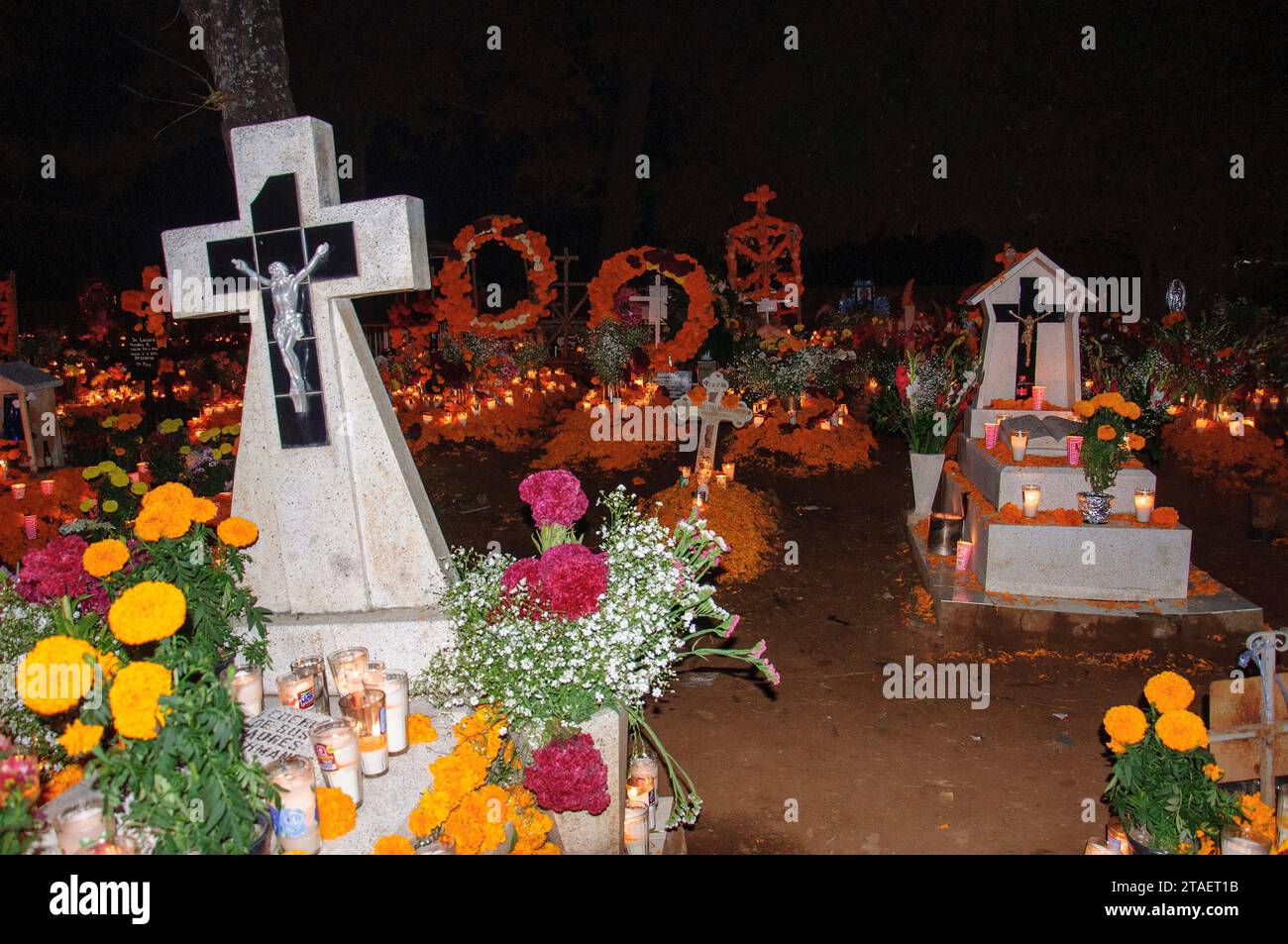 Tzintzuntzan, Michoacan, Mexiko: 1. November 2023: Feierlichkeiten zum Tag der Toten mit Dekoration des Friedhofs und einer Mahnwache bei Kerzenschein. Stockfoto