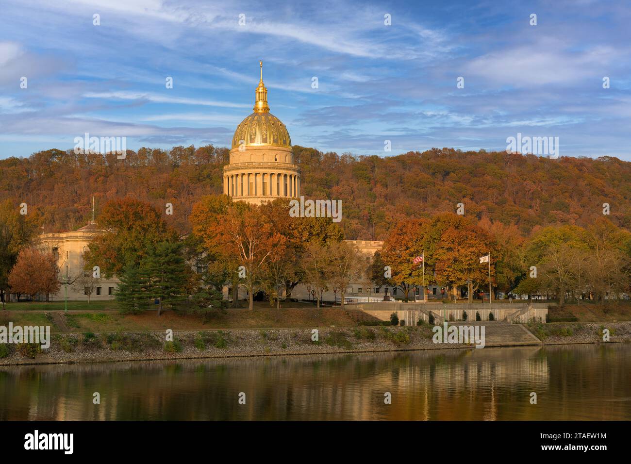 Das West Virginia State Capitol-Gebäude in Charleston, West Virginia, von der anderen Seite des Kanawha River aus gesehen, in Herbstfarben Stockfoto