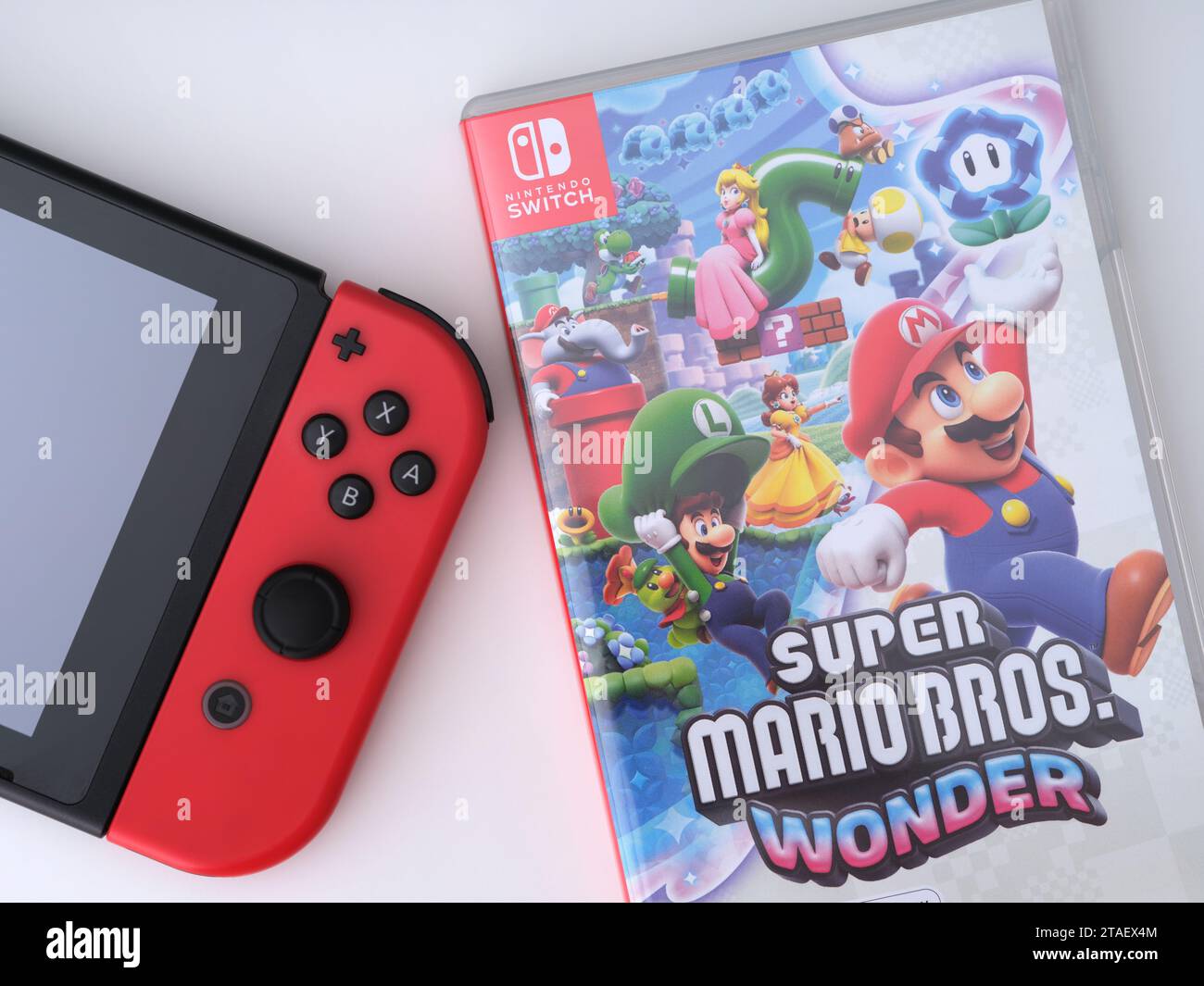 Tambow, Russische Föderation - 28. November 2023 Ein Super Mario Bros. Wunderspiel in einem Etui und eine Nintendo Switch Videospielkonsole. Stockfoto