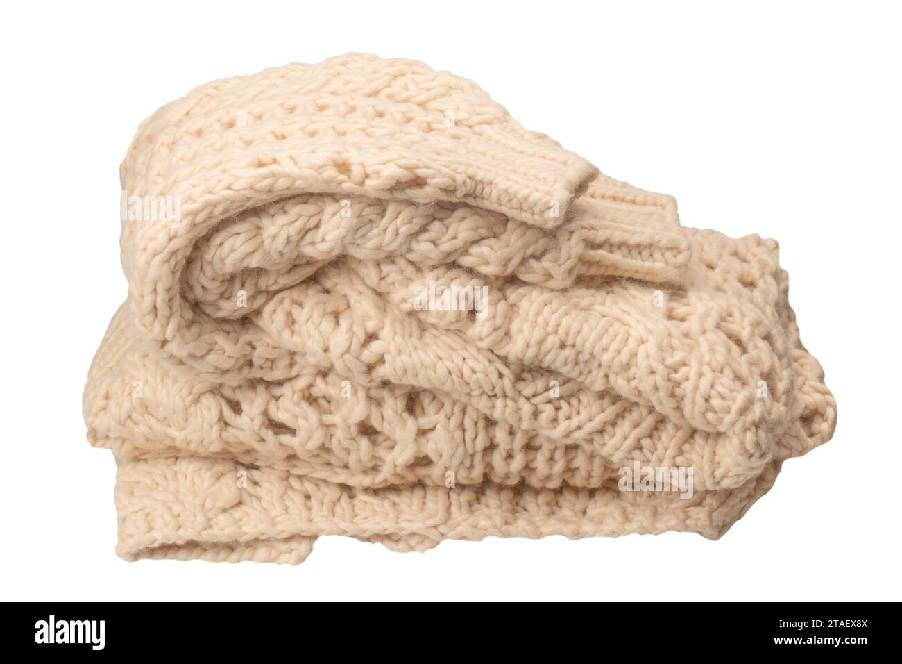 Ein Stück beigefarbener Strickstoff, gestrickt aus weißer Schafwolle. Gestrickter Hintergrund. Stockfoto