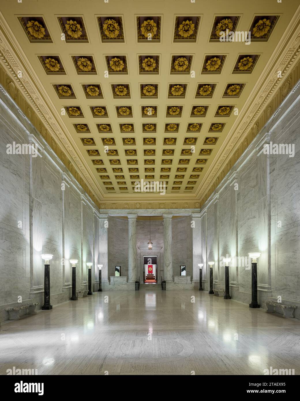 Korridor zur Senatskammer des West Virginia State Capitol-Gebäudes am 1900 Kanawha Blvd E in Charleston, West Virginia Stockfoto