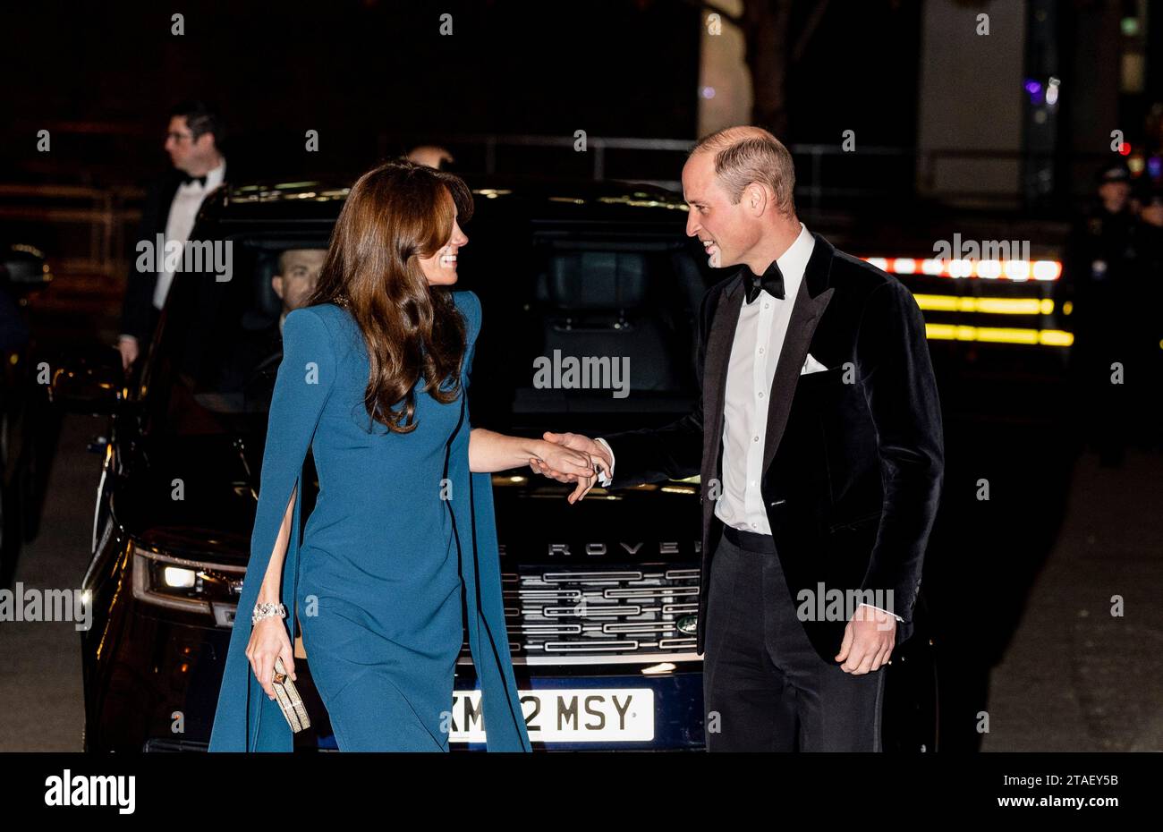 Prinz Wilhelm von Wales und Prinzessin Catherine von Wales besuchen zusammen mit der schwedischen Kronprinzessin c ein Konzert in der Royal Albert Hall in London Stockfoto