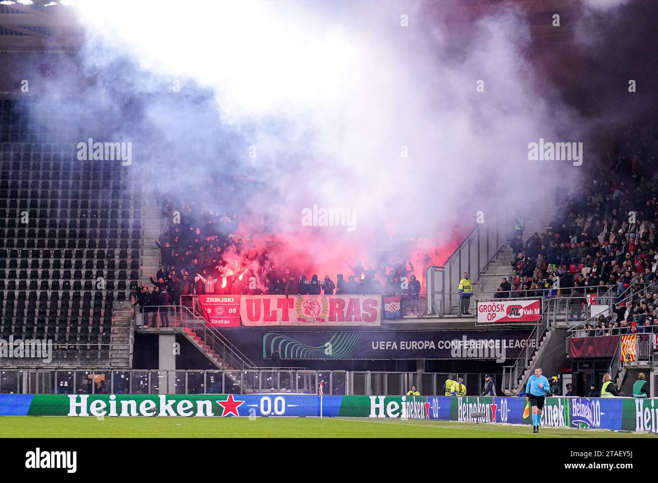 Alkmaar, Niederlande. November 2023 30. ALKMAAR, NIEDERLANDE - NOVEMBER 30: Fans und Unterstützer des HSK Zrinjski nutzen Feuerwerk und erzeugen viel Rauch während des Gruppenspiels E - UEFA Europa Conference League 2023/24 zwischen AZ Alkmaar und HSK Zrinjski im AFAS Stadion am 30. November 2023 in Alkmaar, Niederlande. (Foto von Rene Nijhuis/Orange Pictures) Credit: Orange Pics BV/Alamy Live News Stockfoto