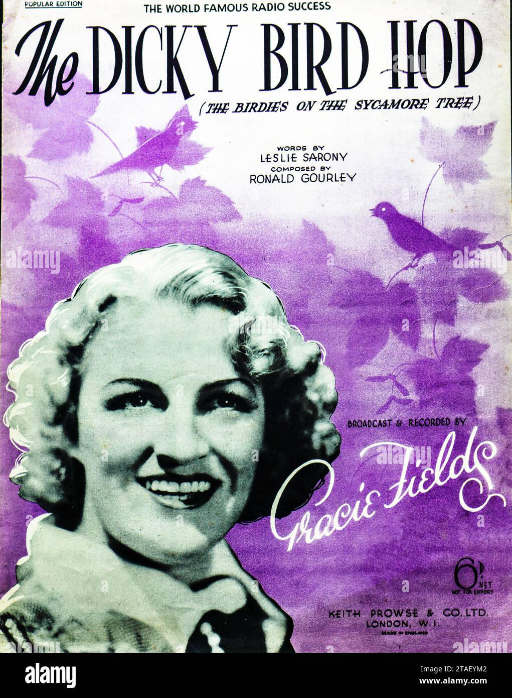 Cover von The Dicky Bird Hop (The Birdies on the Sycamore Tree), Worte von Leslie Sarony und Musik von Ronald Gourley. Ausgestrahlt und aufgenommen von Gracie Fields, veröffentlicht von Keith Prowse & Co. Ltd., London, Preis 6 Pence netto. Diese beliebte Ausgabe zeigt ein Porträt von Feldern mit lila Vogelsilhouetten und grünen Motiven, die die britische Radio- und Musikhallenkultur der 1930er Jahre widerspiegeln. Ein anschauliches Beispiel für Unterhaltung und Notendesign zwischen den Kriegen, die mit einem der berühmtesten Künstler Großbritanniens verbunden sind. Stockfoto Cover von The Dicky Bird Hop (The Birdies on the Sycamore Tree), Worte von Leslie Sarony und Musik von Ronald Gourley. Ausgestrahlt und aufgenommen von Gracie Fields, veröffentlicht von Keith Prowse & Co. Ltd., London, Preis 6 Pence netto. Diese beliebte Ausgabe zeigt ein Porträt von Feldern mit lila Vogelsilhouetten und grünen Motiven, die die britische Radio- und Musikhallenkultur der 1930er Jahre widerspiegeln. Ein anschauliches Beispiel für Unterhaltung und Notendesign zwischen den Kriegen, die mit einem der berühmtesten Künstler Großbritanniens verbunden sind. Stockfoto