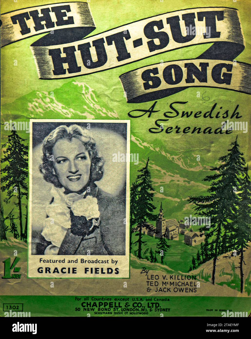 Cover des Hut-Sut-Liedes (Eine schwedische Serenade), geschrieben von Leo V. Killion, Ted McMichael und Jack Owens. Vorgestellt und ausgestrahlt von Gracie Fields, veröffentlicht von Chappell & Co. Ltd., London, Preis 1 Schilling netto. Das grüne Cover zeigt das Porträt der Felder vor einer alpinen Kulisse mit Kiefern und Kirchturm, was an skandinavischen Charme erinnert. Das Lied wurde in den frühen 1940er Jahren populär und wurde durch seine verspielten Nonsens-Texte und Comic-Appeal in Erinnerung gerufen. Stockfoto Cover des Hut-Sut-Liedes (Eine schwedische Serenade), geschrieben von Leo V. Killion, Ted McMichael und Jack Owens. Vorgestellt und ausgestrahlt von Gracie Fields, veröffentlicht von Chappell & Co. Ltd., London, Preis 1 Schilling netto. Das grüne Cover zeigt das Porträt der Felder vor einer alpinen Kulisse mit Kiefern und Kirchturm, was an skandinavischen Charme erinnert. Das Lied wurde in den frühen 1940er Jahren populär und wurde durch seine verspielten Nonsens-Texte und Comic-Appeal in Erinnerung gerufen. Stockfoto