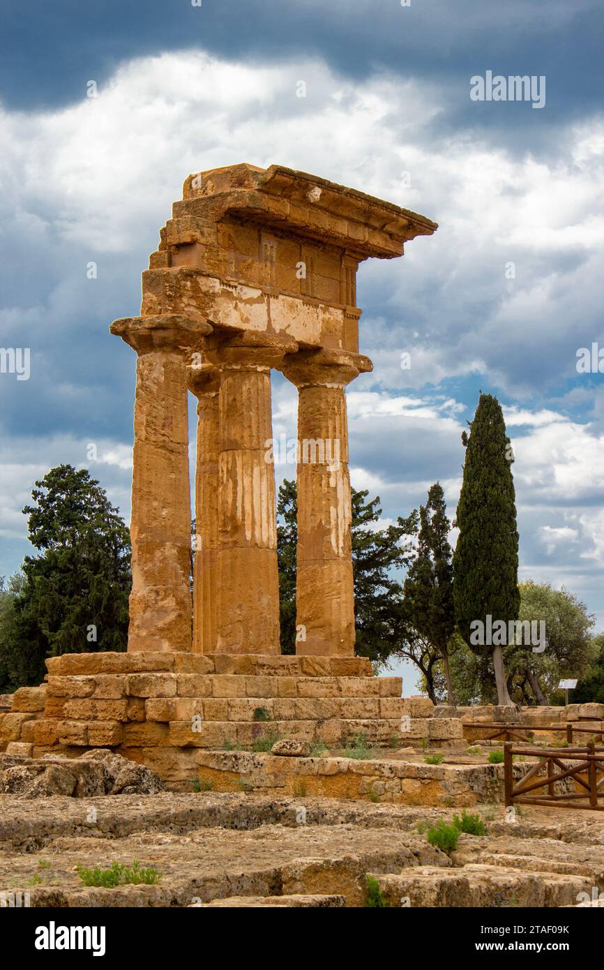 Dioscuri-Tempel. Tagsüber Bilder des Tempeltals in Agrigento, Sizilien. Sonniger Tag mit Wolken um Mittag. Griechische archäologische Architektur Stockfoto