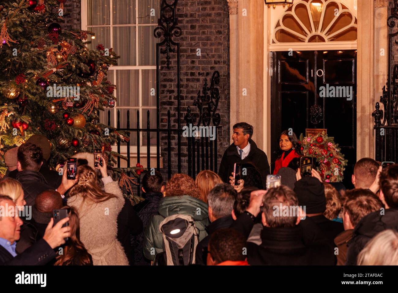 Downing Street, London, Großbritannien. 30. November 2023. Der britische Premierminister Rishi Sunak schaltet in Begleitung seiner Frau Akshata Murty die Weihnachtsbaumbeleuchtung in der Downing Street ein. Foto: Amanda Rose/Alamy Live News Stockfoto