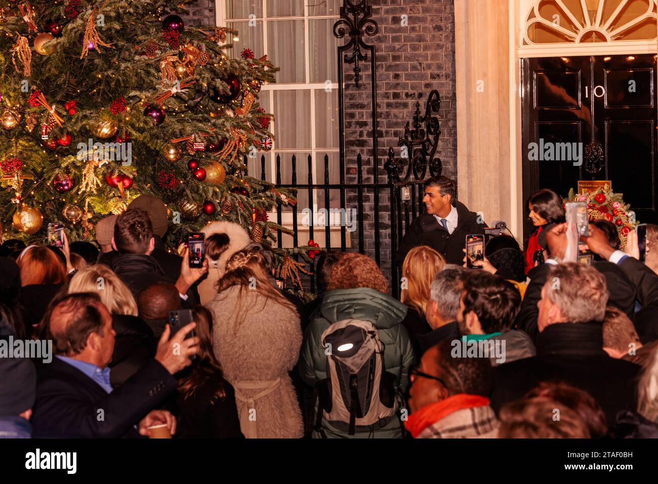 Downing Street, London, Großbritannien. 30. November 2023. Der britische Premierminister Rishi Sunak schaltet in Begleitung seiner Frau Akshata Murty die Weihnachtsbaumbeleuchtung in der Downing Street ein. Foto: Amanda Rose/Alamy Live News Stockfoto