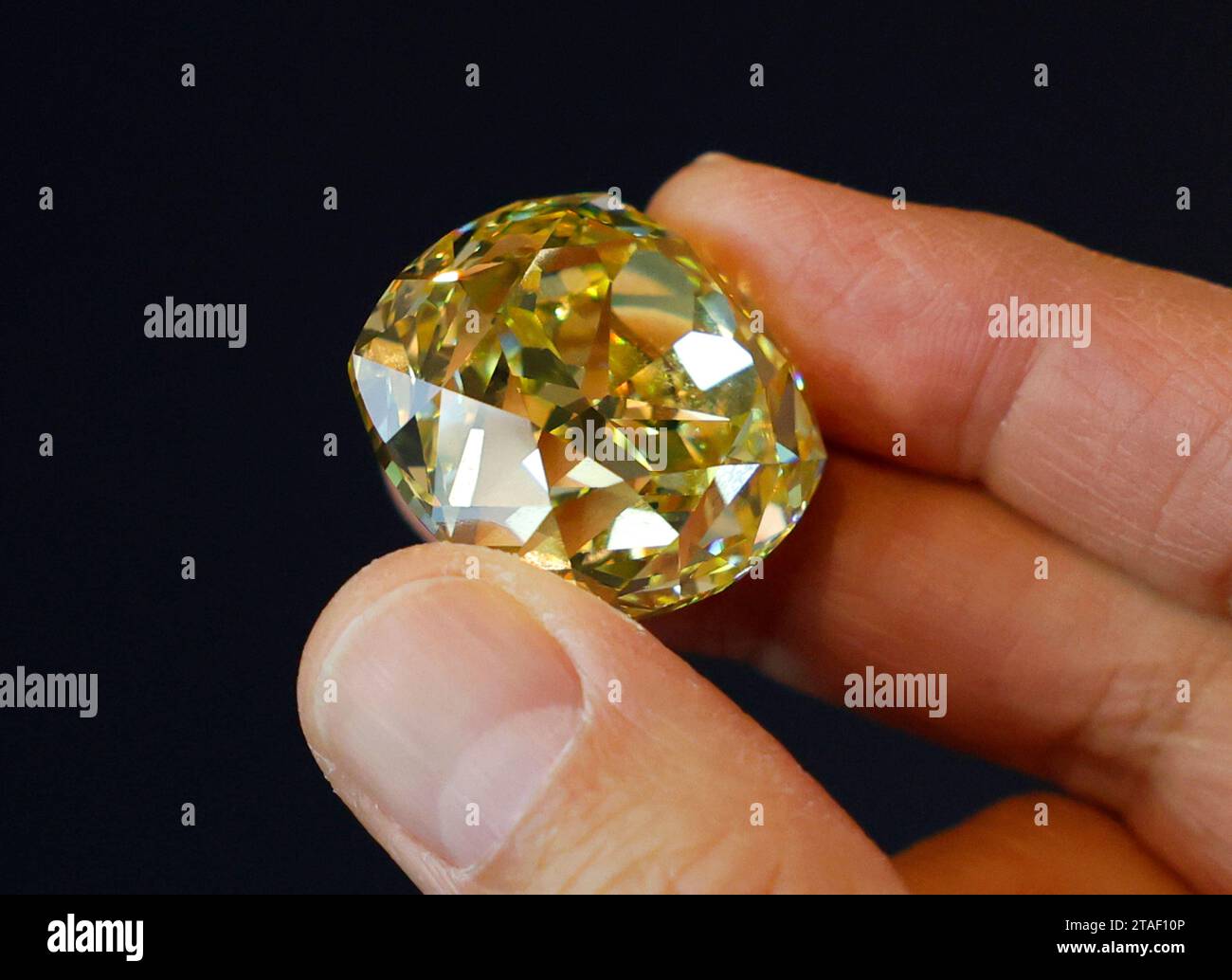 New York, Usa. November 2023 30. Ein eleganter, lebendiger, gelber Diamant mit einem Gewicht von erstaunlichen 133,03 Karat ist einer der vielen Highlights von Sotheby's Luxury Sales bei Sotheby's in New York City am Donnerstag, den 30. November 2023. Foto: John Angelillo/UPI Credit: UPI/Alamy Live News Stockfoto