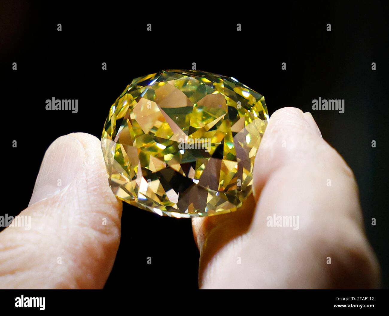 New York, Usa. November 2023 30. Ein eleganter, lebendiger, gelber Diamant mit einem Gewicht von erstaunlichen 133,03 Karat ist einer der vielen Highlights von Sotheby's Luxury Sales bei Sotheby's in New York City am Donnerstag, den 30. November 2023. Foto: John Angelillo/UPI Credit: UPI/Alamy Live News Stockfoto