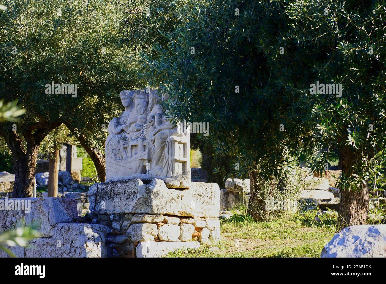 Alte Ruinen auf dem Friedhof von Keramikos. Eine Grabskulptur, die den Abreisenden in einem Boot und seine Verwandten zeigt Stockfoto