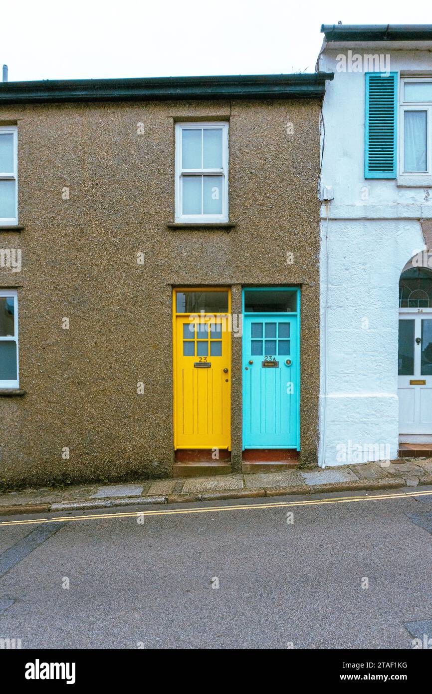 Bunte Türen auf einer Straße in Penzance, Cornwall. Stockfoto