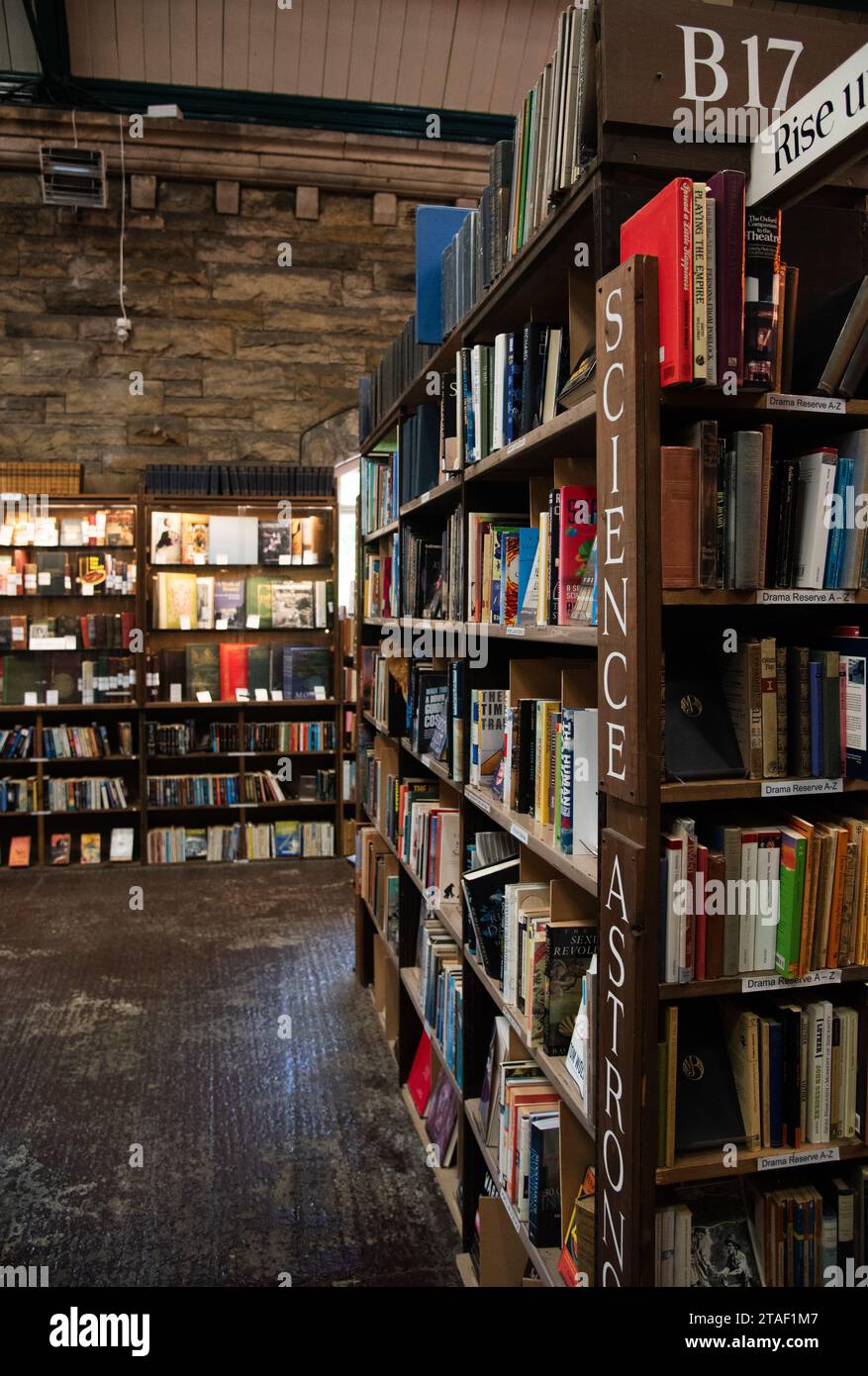 London, Vereinigtes Königreich, 12. Juli 2019: Innenansicht eines Buchladens mit Regalen voller Bücher verschiedener Themen. Stockfoto