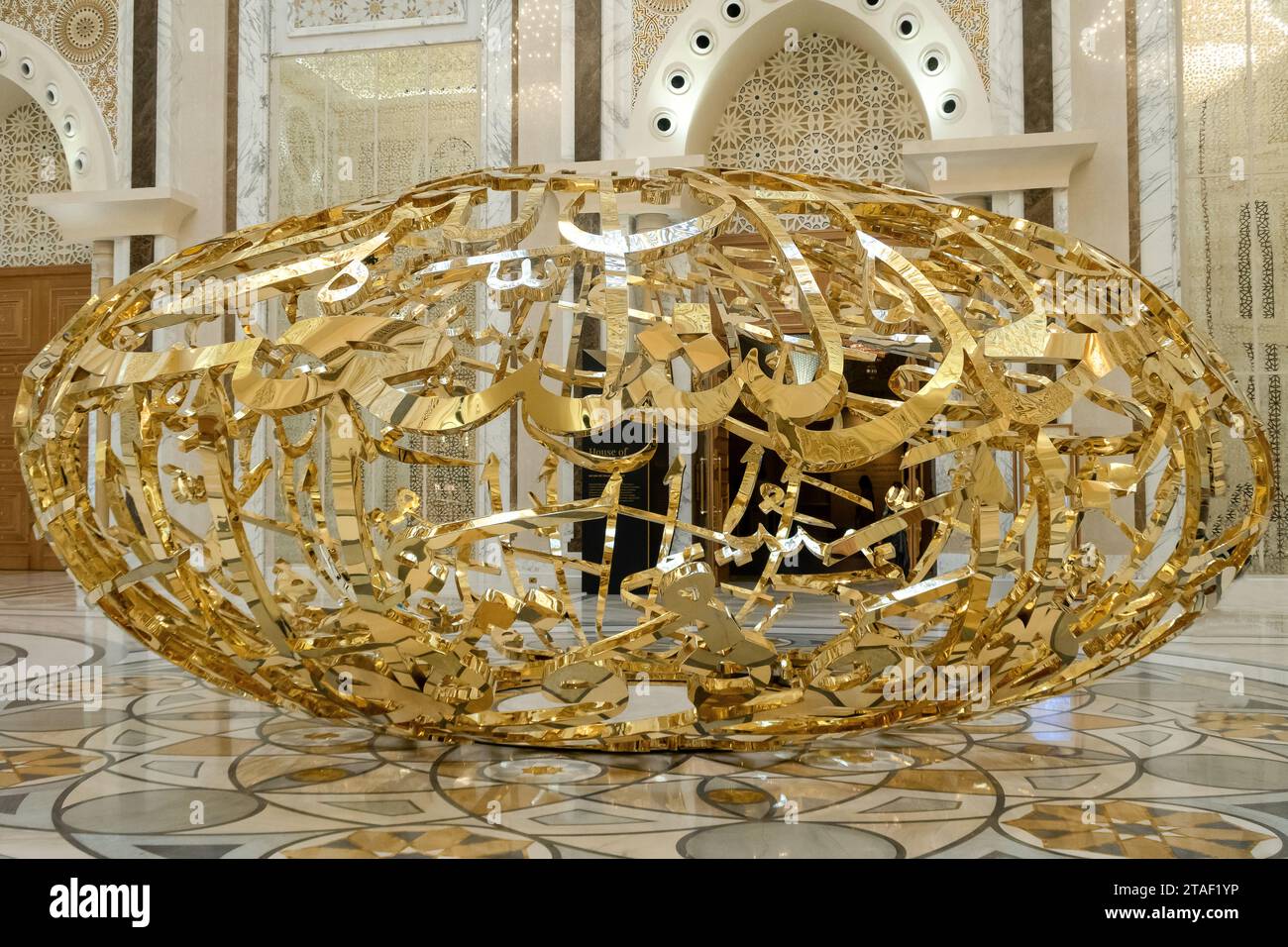 Abu Dhabi, VAE, 08.02.2020.VAE Präsidentenpalast Qasr Al Watan, Innenansicht mit Skulpturenkomposition „The Power of Words“ aus arabischen Buchstaben Stockfoto