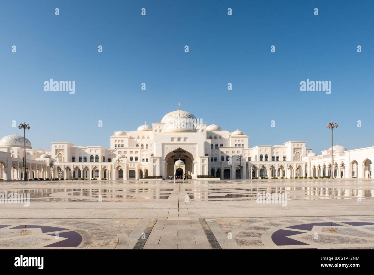 Abu Dhabi, VAE, 08.02.2020. Präsidentenpalast der Vereinigten Arabischen Emirate Qasr Al Watan, Außenansicht symmetrischer Blick vom Eingang. Stockfoto