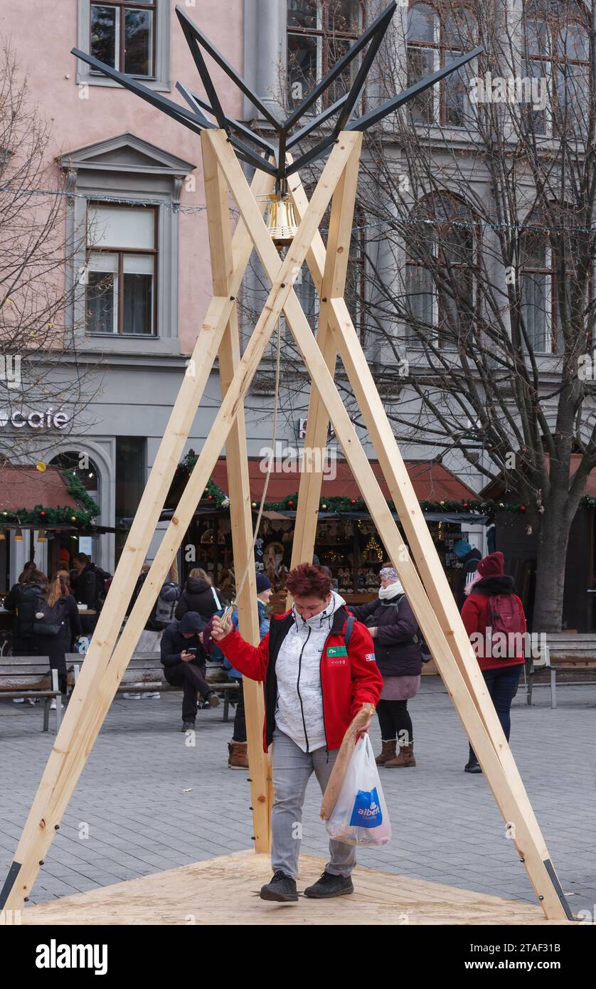 Brünn, Tschechische Republik - 26. November 2023 : die Frau läutet auf dem Weihnachtsmarkt am Freiheitsplatz am 26. November 2023 Brünn, Tschechische Repub Stockfoto