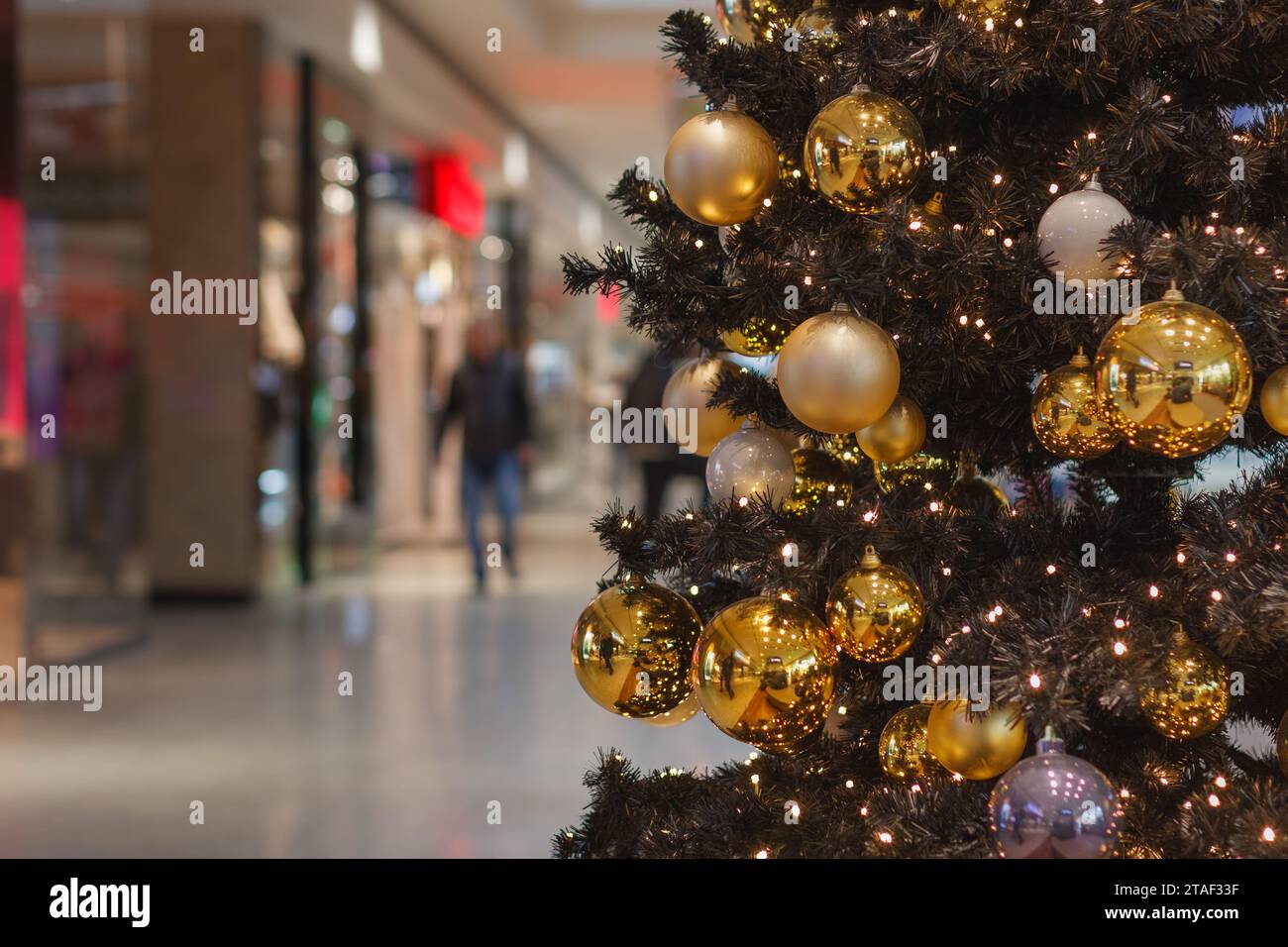 Brünn, Tschechische Republik - 26. November 2023 : Weihnachtsbaum mit Dekoration im Einkaufszentrum Galerie Vankovka am 26. November 2023 Brünn, Tschechische Republi Stockfoto